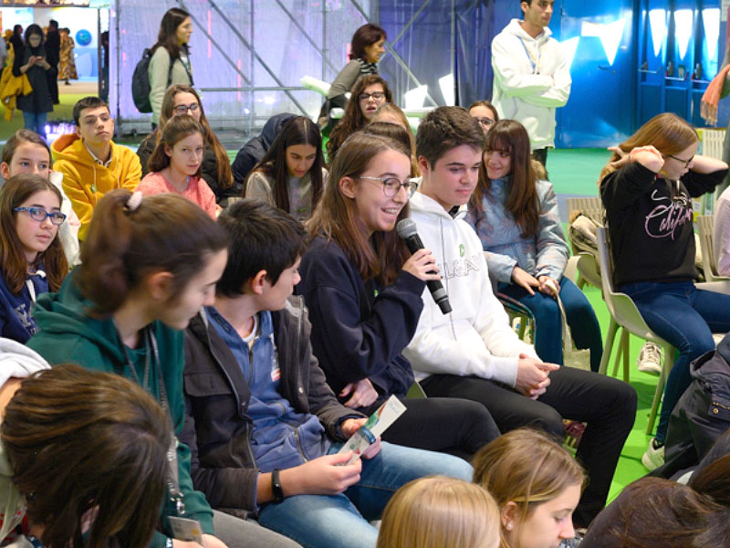 Alumnos del IES Los Castillos de Alcorcón y del Colegio Humanitas Tres Cantos. Alumnos del IES Los Castillos de Alcorcón y del Colegio Humanitas Tres Cantos.