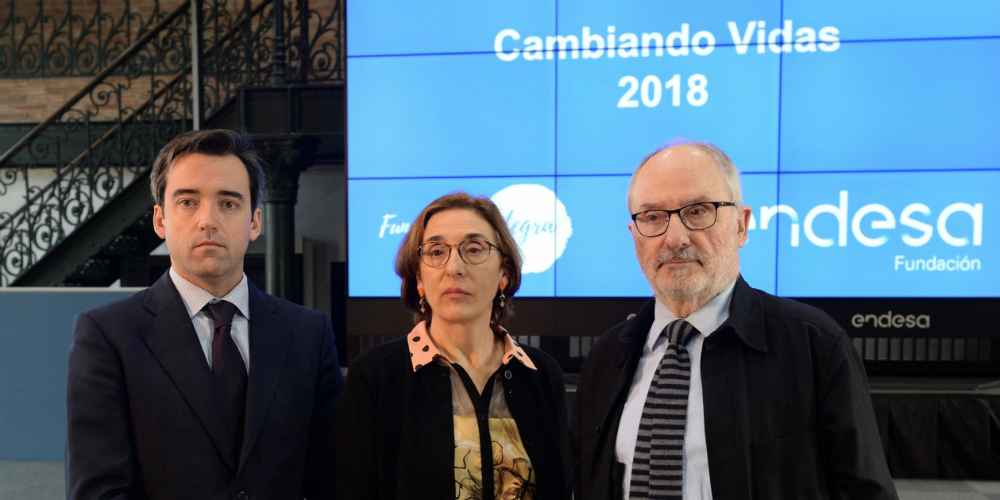 El director general de la Fundación Endesa, Carlos Gómez-Múgica junto a la directora general de Endesa en Cataluña, Isabel Buesa y En la presentación han participado el defensor del Pueblo de Cataluña, Rafael Ribó. El director general de la Fundación Endesa, Carlos Gómez-Múgica junto a la directora general de Endesa en Cataluña, Isabel Buesa y En la presentación han participado el defensor del Pueblo de Cataluña, Rafael Ribó.
