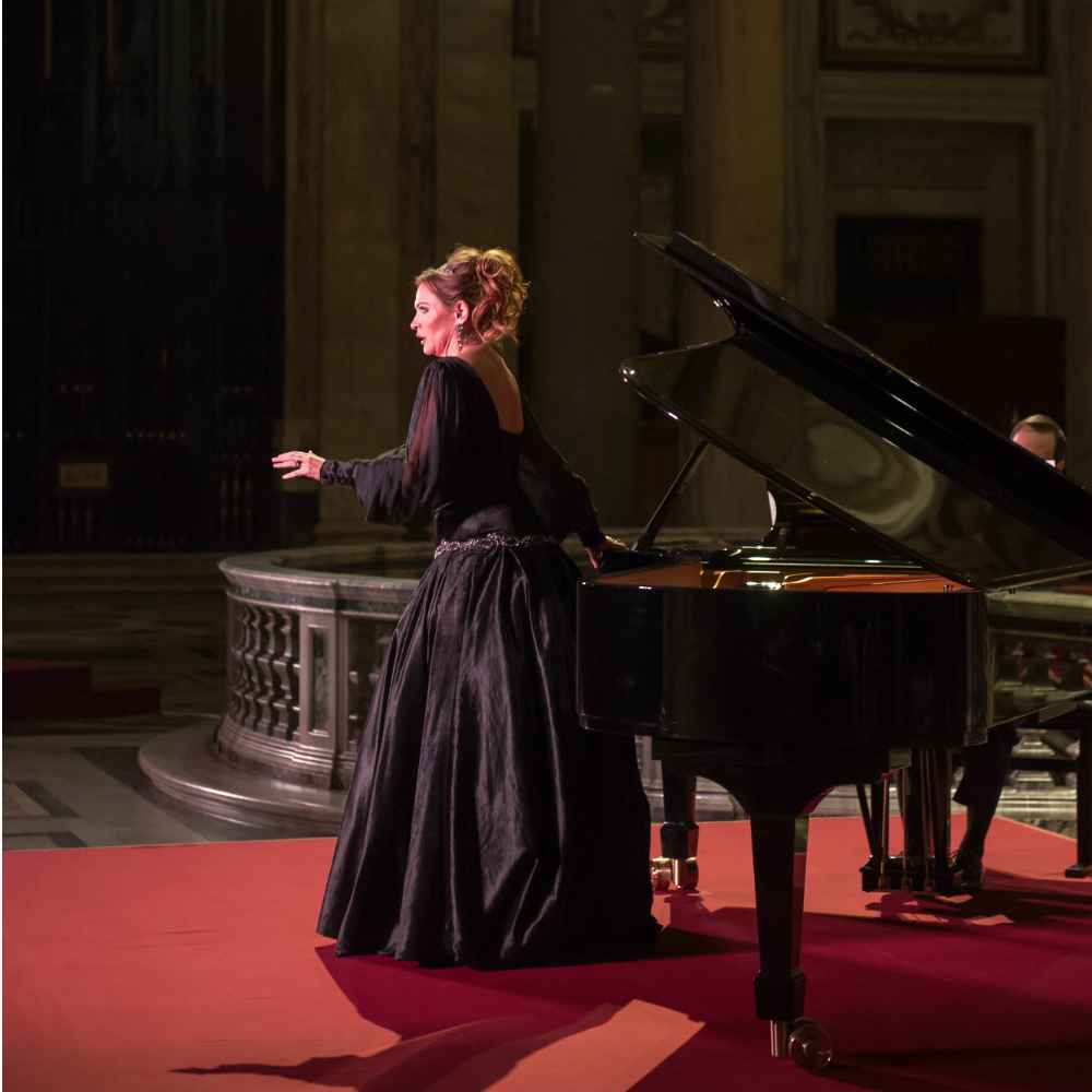 Ainhoa Arteta canta en la iluminación.