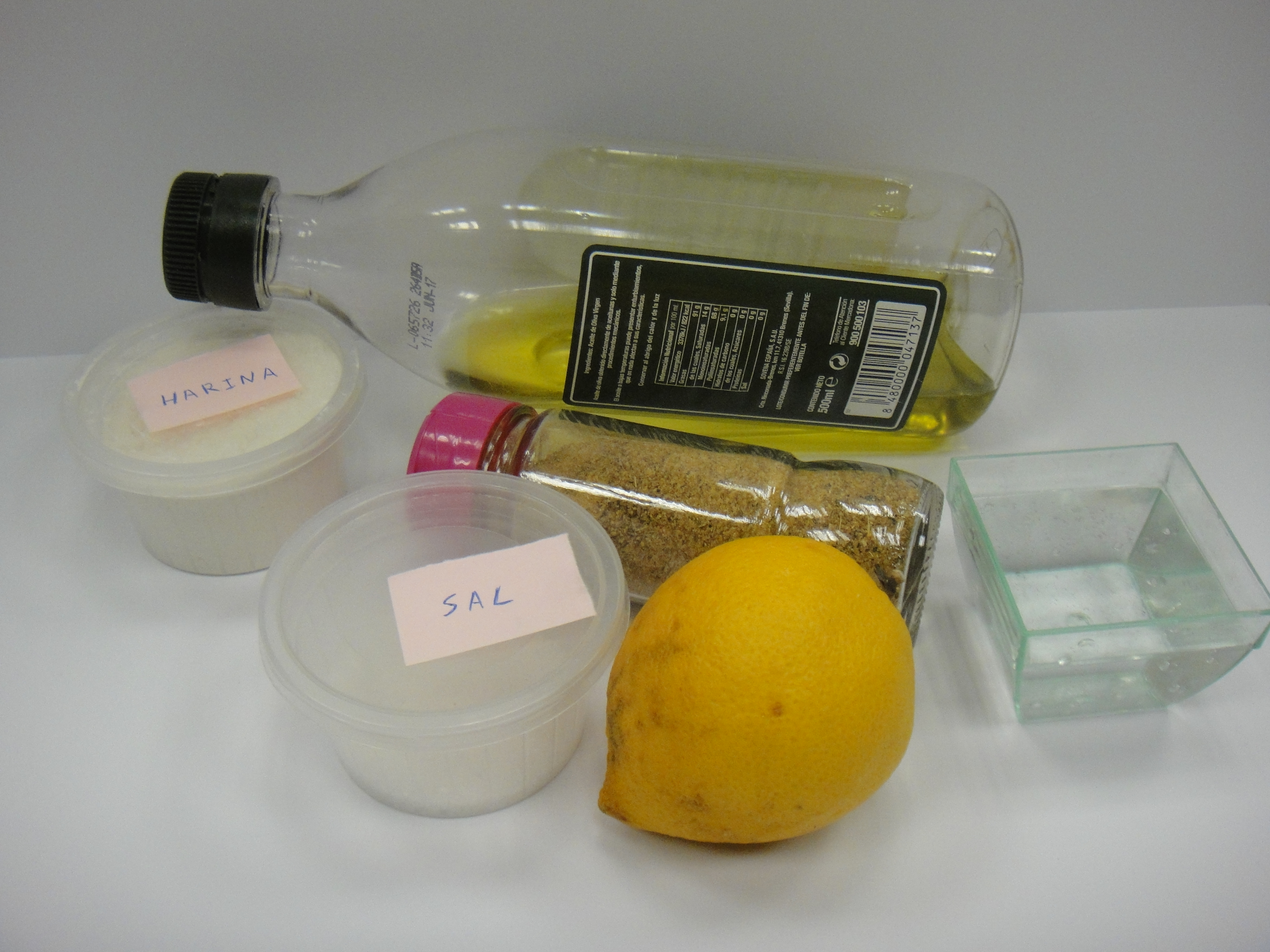 Materiales necesarios para experimentar con la plastilina y su capacidadde  conducción de la electricidad. Sal, harina, un limón, agua, colorante alimentario y aceite vegetal.