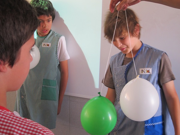 Los globos se repelen a causa de las cargas eléctricas