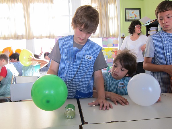 Experimento sobre el efecto triboeléctrico