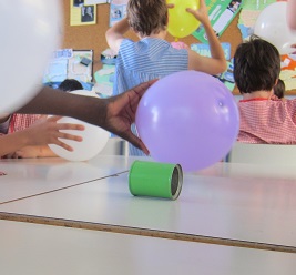 Experimento sobre electricidad estática: efecto triboeléctrico