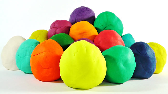Bolas de plastilina de colores preparadas para el experimento