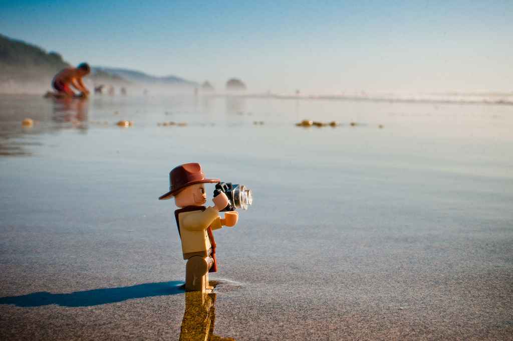 Imagen de un lego en la orilla del mar sacando fotos