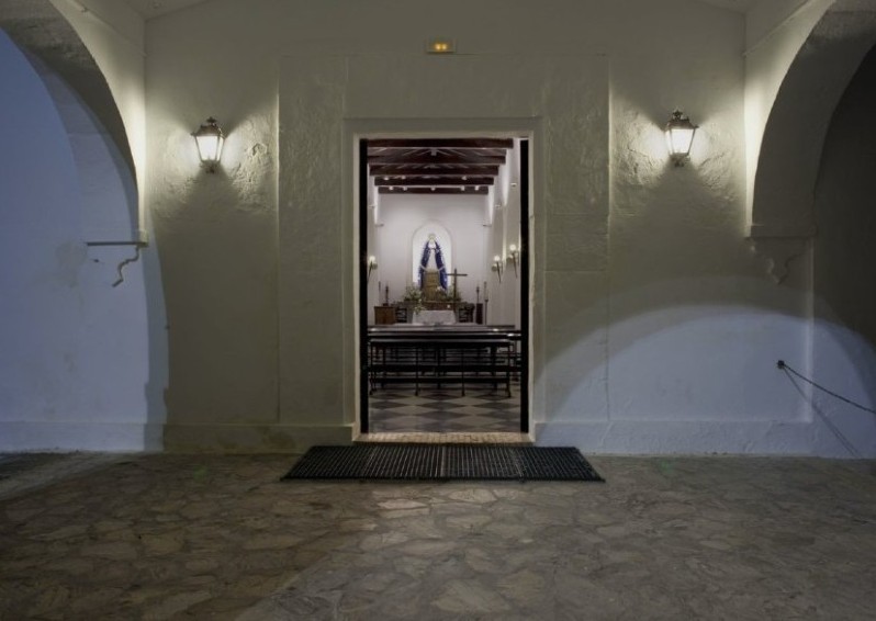 Imagen del interior desde la entrada de la Ermita de la Ina