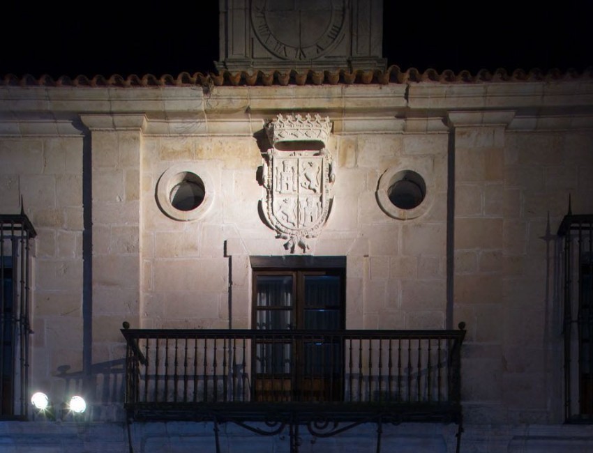 Uno de los balcones desde el exterior de la Universidad de Burgos