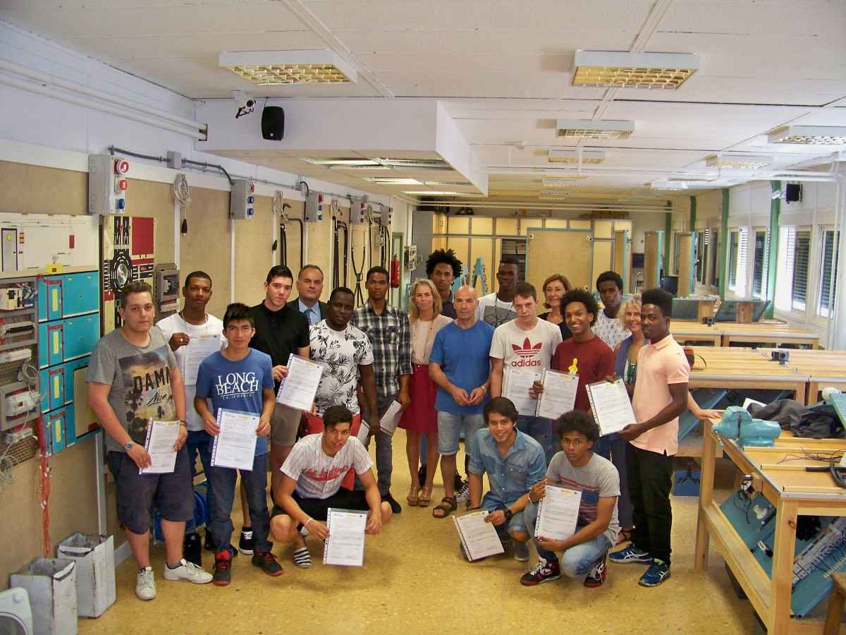 Alumnos ayudantes electricista