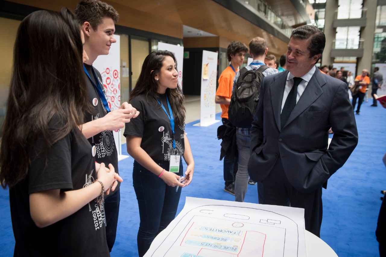 Director general de Endesa hablando con participantes del festival 