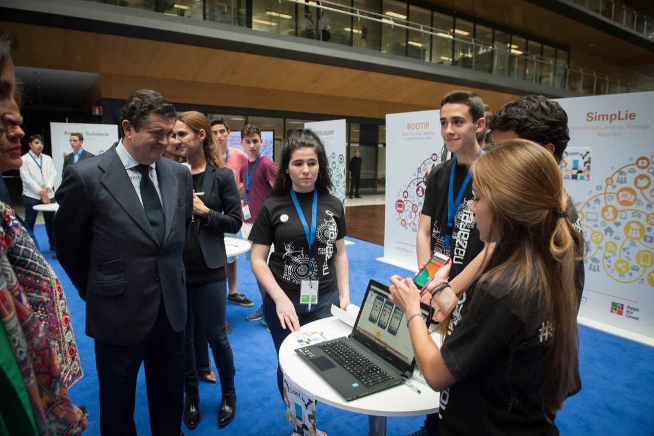 Alumnos explicando su proyecto de apps for good