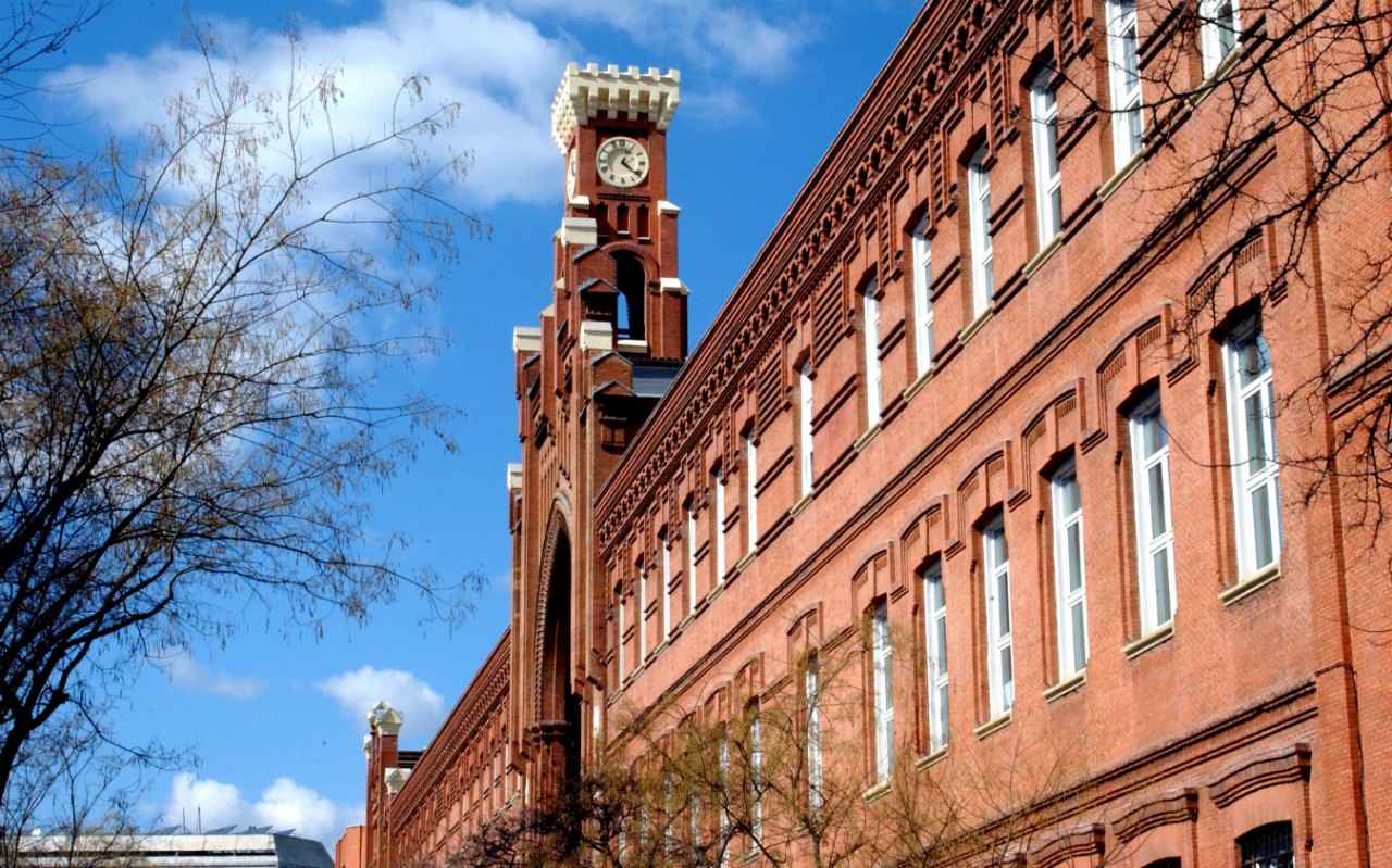 Fachada de la universidad