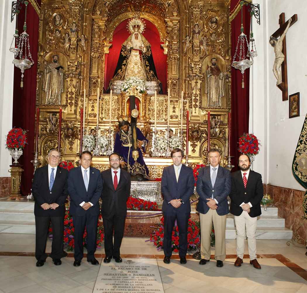 Foto de grupo en la iglesia
