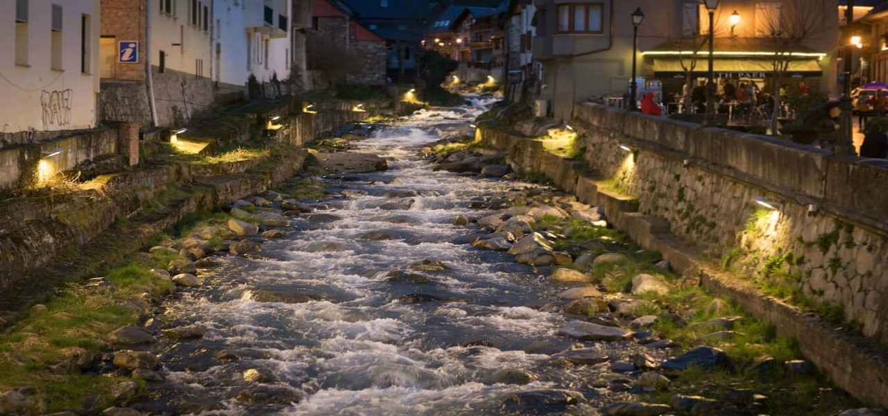 Imagen del Río Nere iluminado