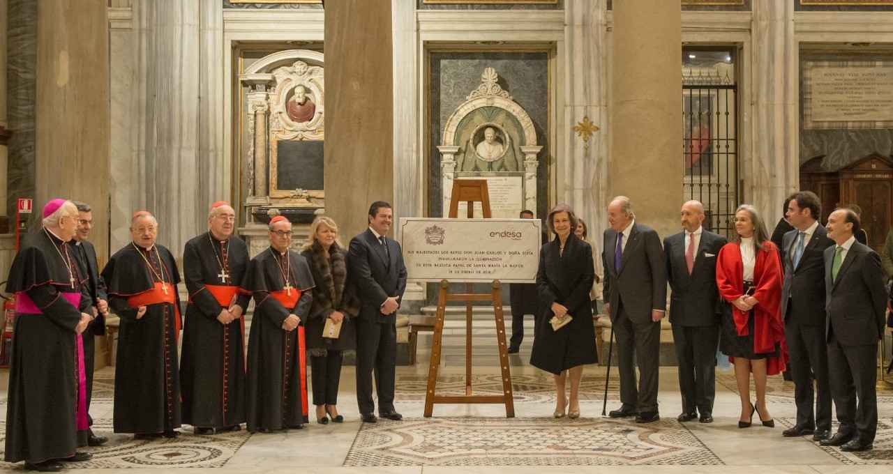 Foto de grupo con los reyes en la inauguración