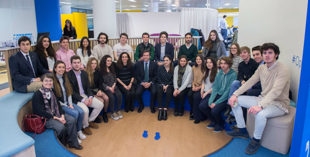 Foto de los becarios con el director general, la directora de proyectos y la Vicerrectora de Alumnos  