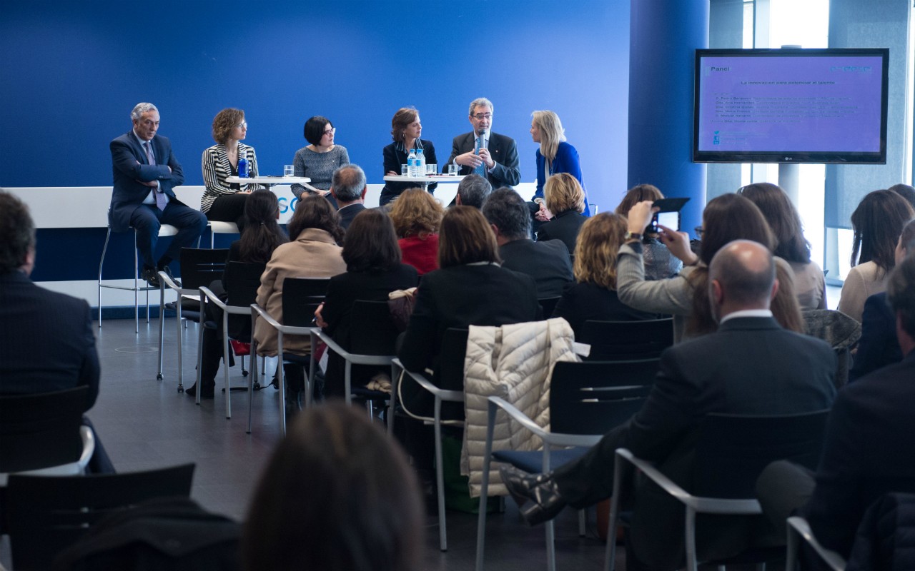 Foto del panel que trató la temática: "Iniciativas innovadoras para potenciar el talento"