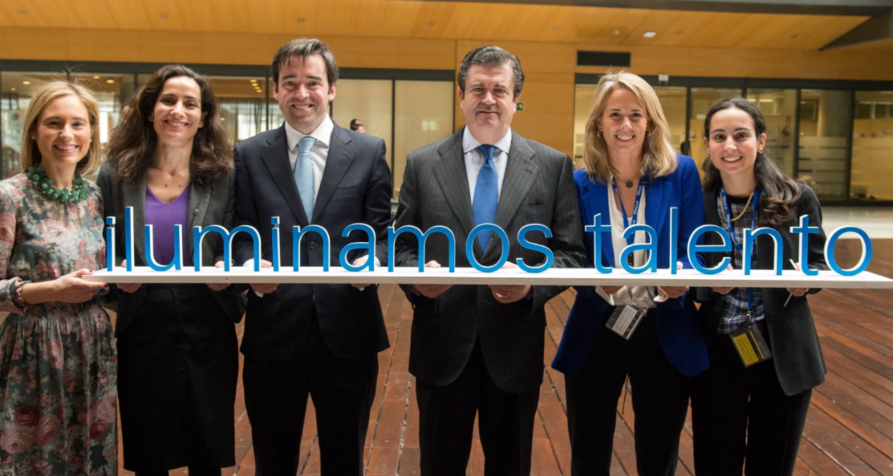 Foto de grupo con el cartel "Iluminamos talento"