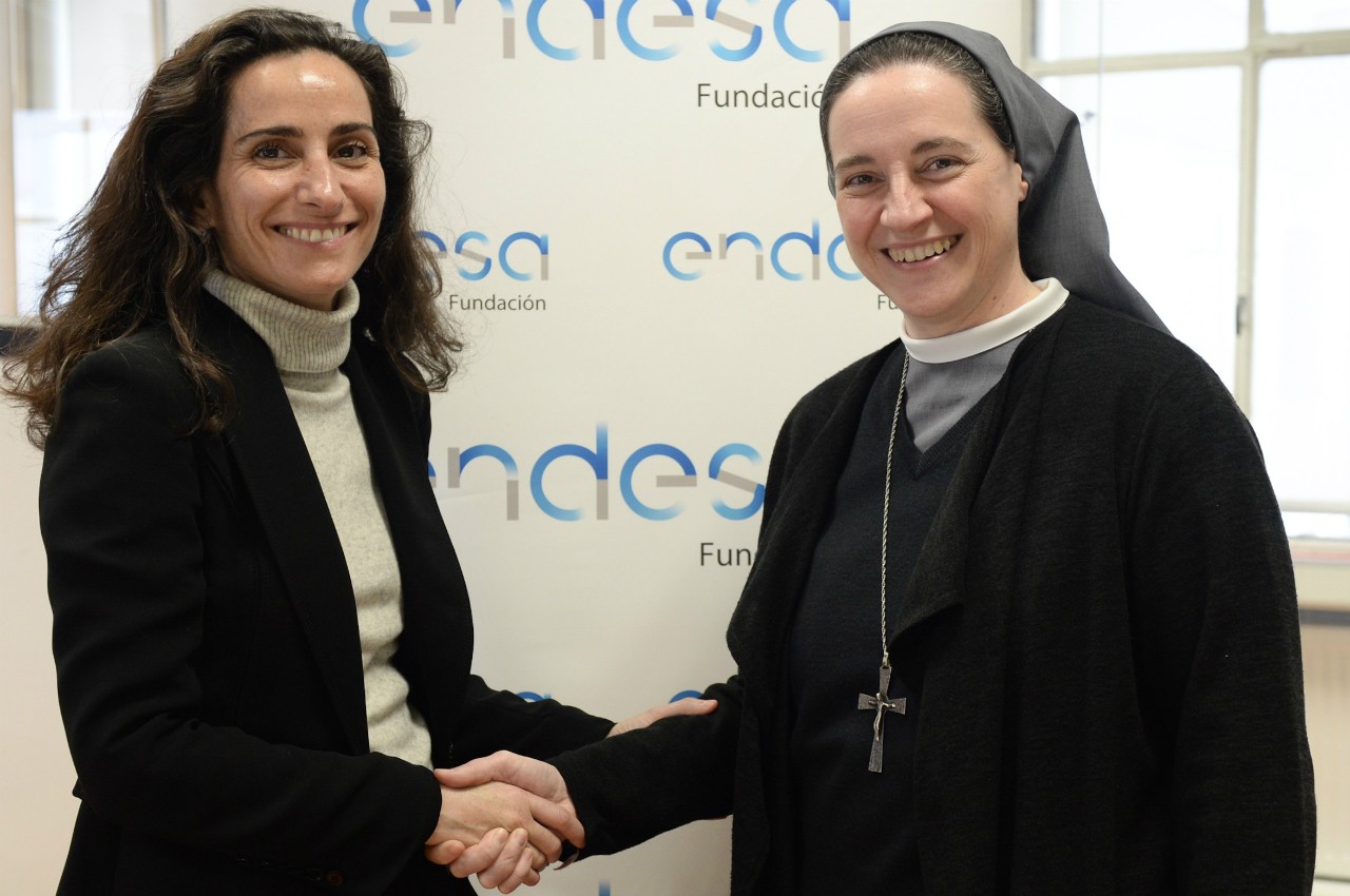 Foto del apretón de manos entre la directora de proyectos de la Fundación Endesa y la directora del colegio, hermana María del Mar Sánchez Izuel