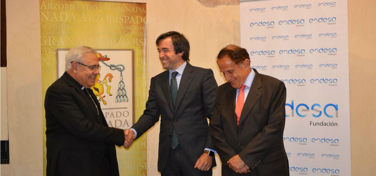 El Arzobispo metropolitano de Granada, Francisco Javier Martínez Fernández, junto con el director general de la Fundación Endesa, Carlos Gómez-Múgica