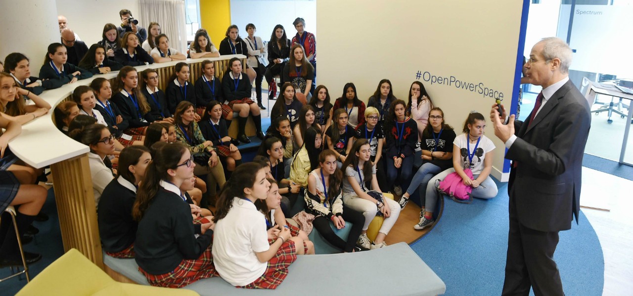 Foto del grupo de alumnas ante la exposición de Andrea Lo Faso 