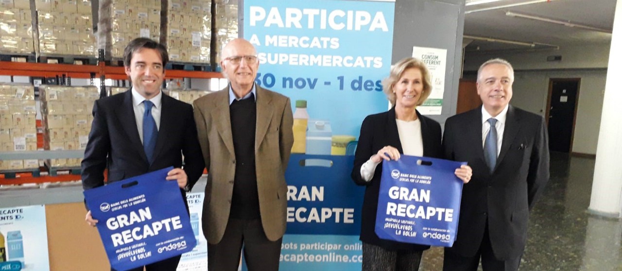 Foto de grupo sosteniendo las bolsas con el logo "GRAN RECAPTE"