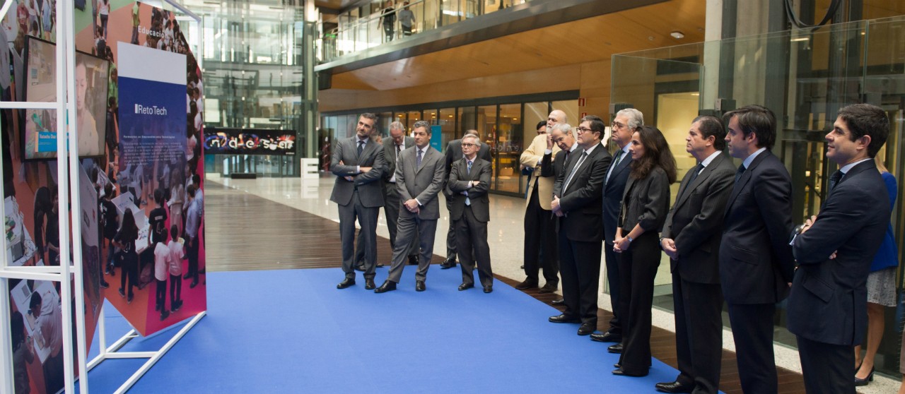 Foto de Equipo y Patronos de Fundación Endesa viendo la exposición