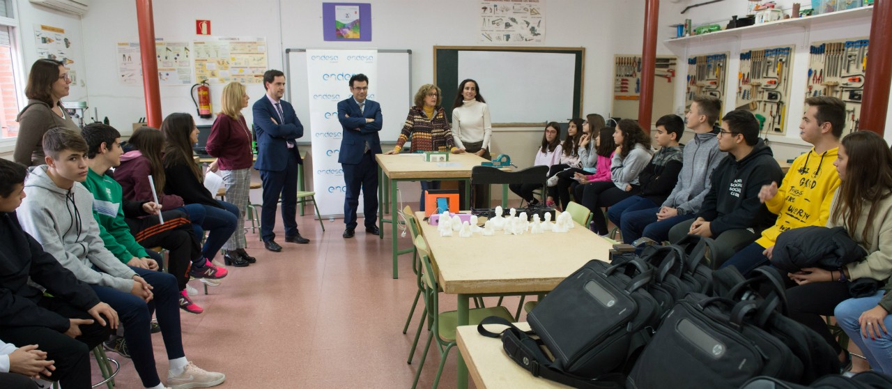 Foto durante la entrega de premios en un aula