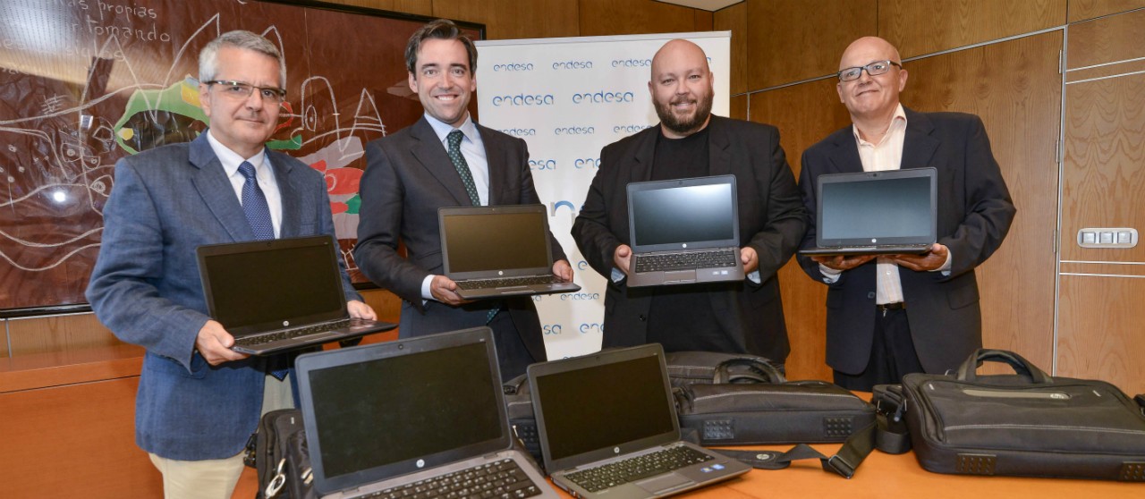 Foto de grupo sosteniendo los ordenadores