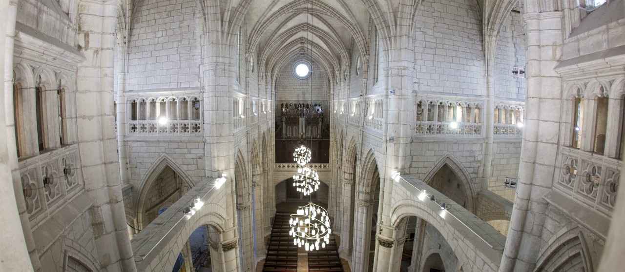 Interior de la Catedral Santa María de Vitoria iluminada por Fundación Endesa