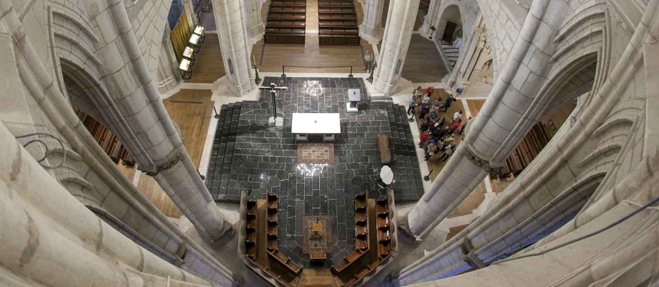 Interior desde arriba de la Catedral Santa María de Vitoria iluminada por Fundación Endesa