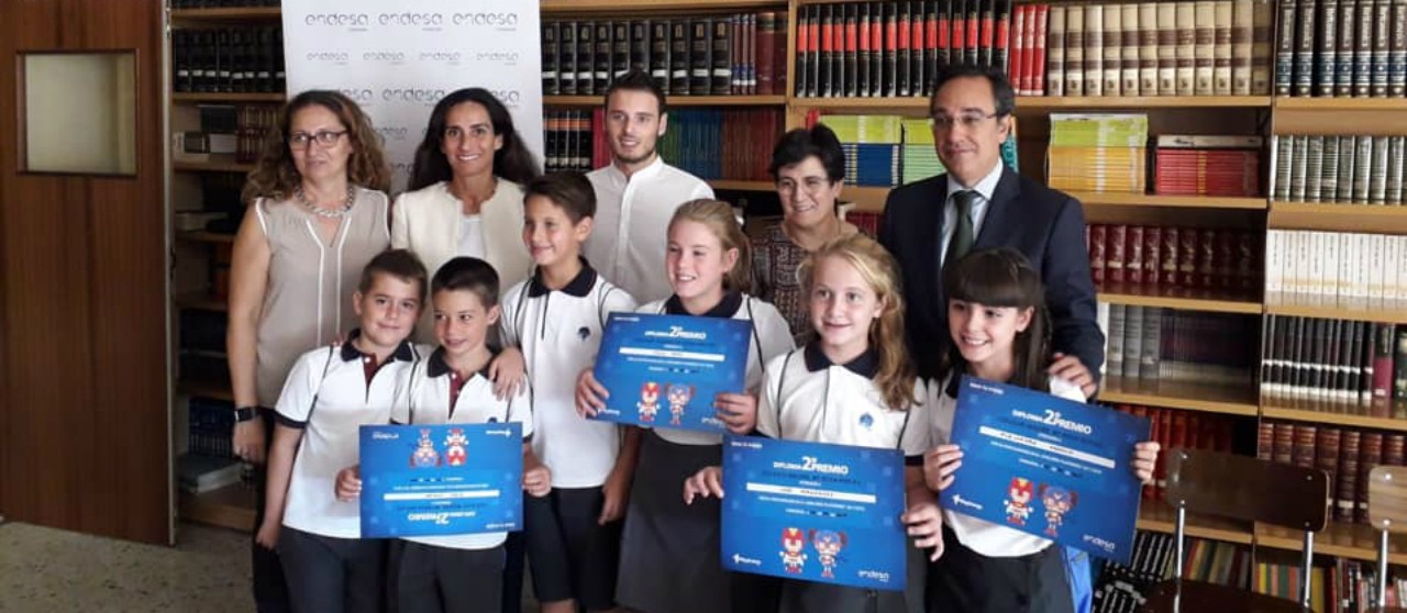 Foto de grupo con los alumnos premiados