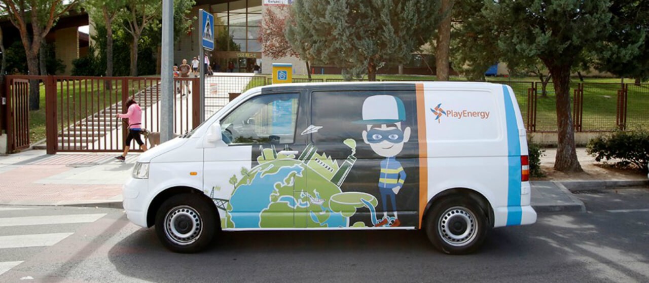 Imagen de la llamativamente pintada furgoneta de Play Energy 