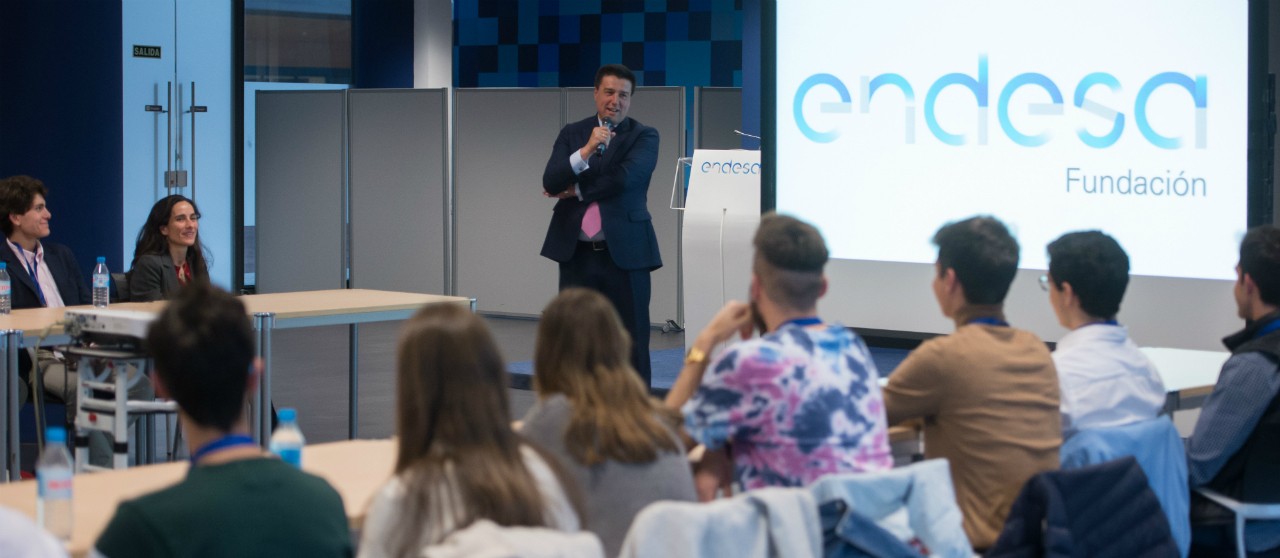 Ismael Clemente dando una presentación