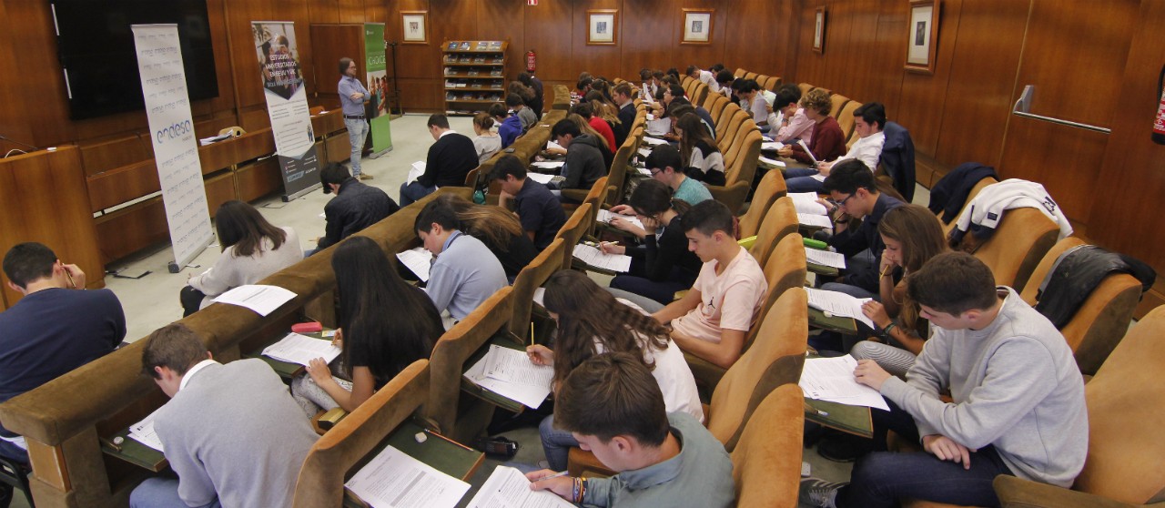 Alumnos durante el examen
