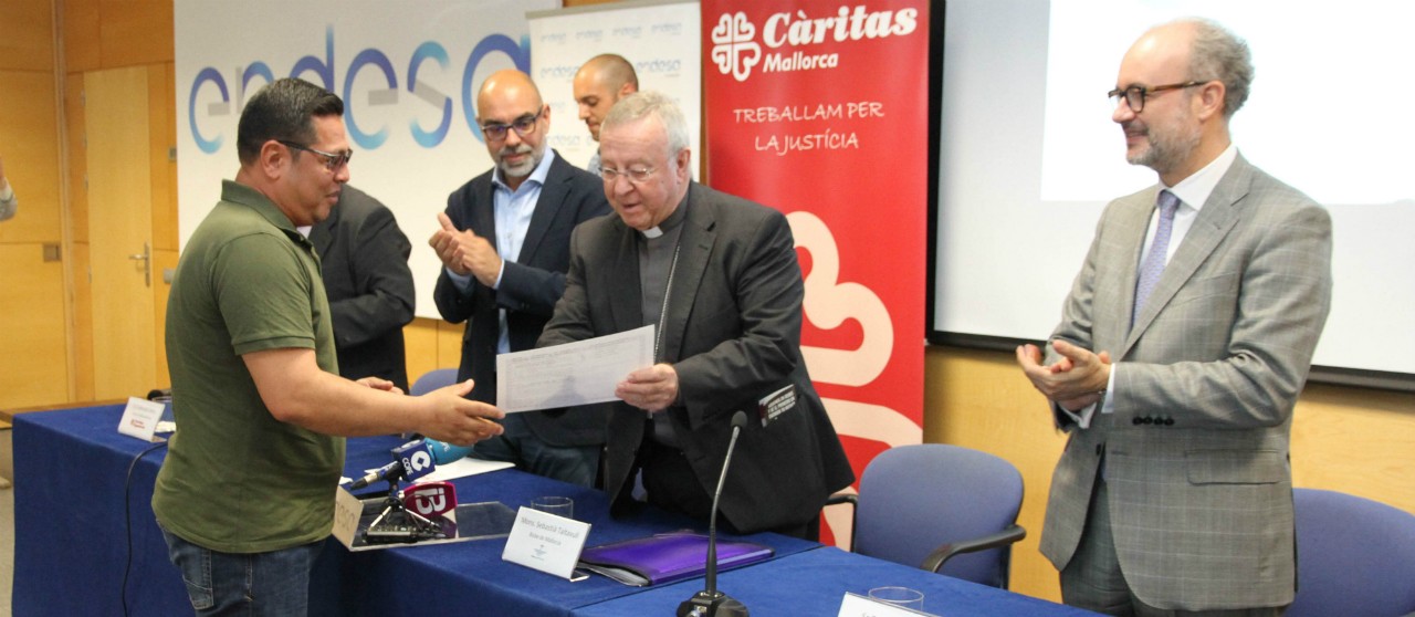 Obispo entregando diplomas en Mallorca