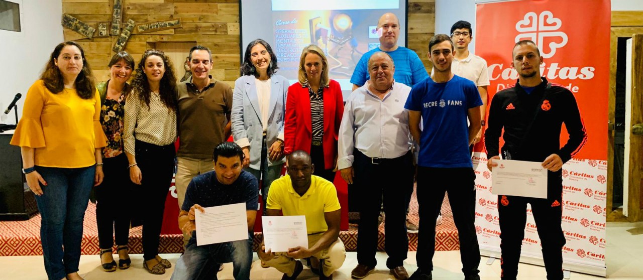 Participantes con sus diplomas