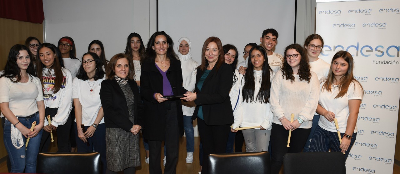 Alumnos del IES Dámaso Alonso con Mercedes Marín, Begoña Muñoz de Verger y María Cabrera