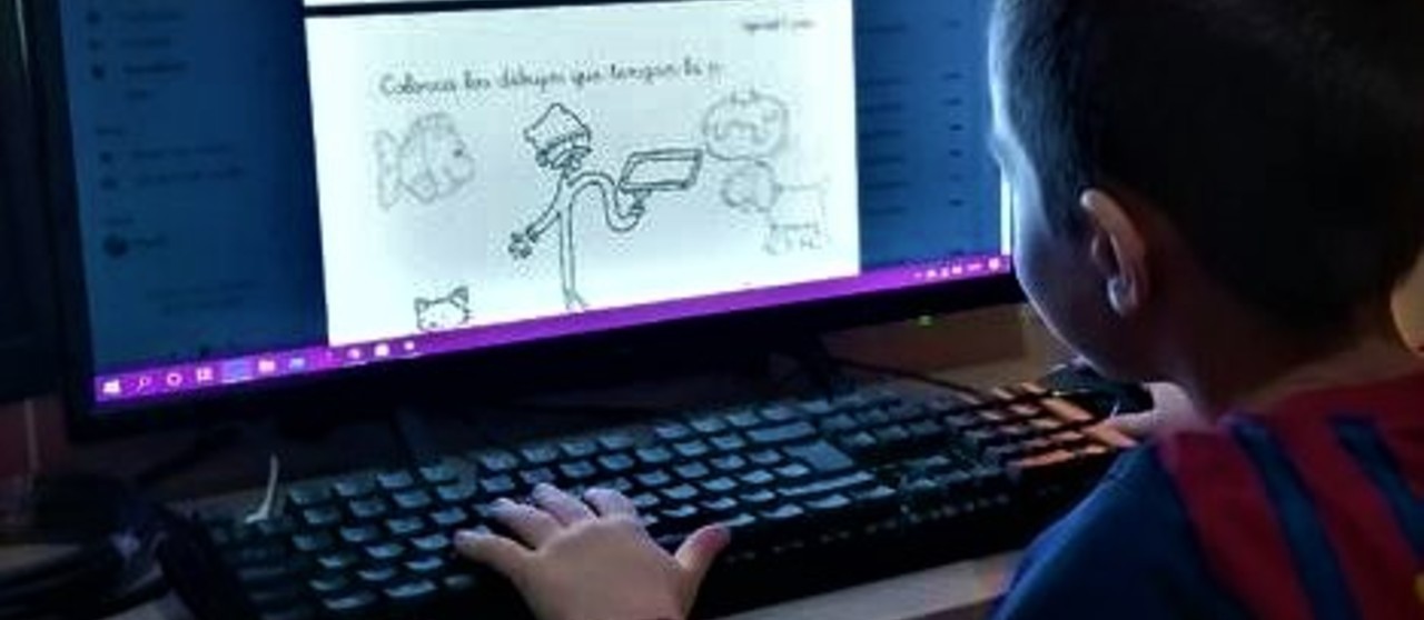 Foto de un alumno beneficiario uno de los ordenadores 