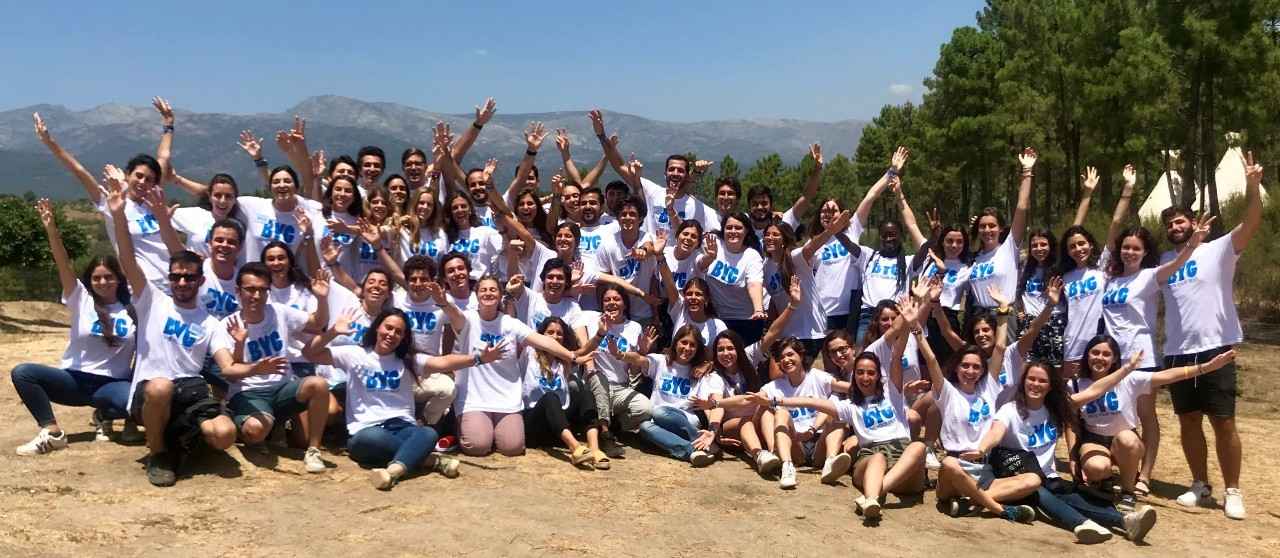 Foto del grupo de alumnos al aire libre