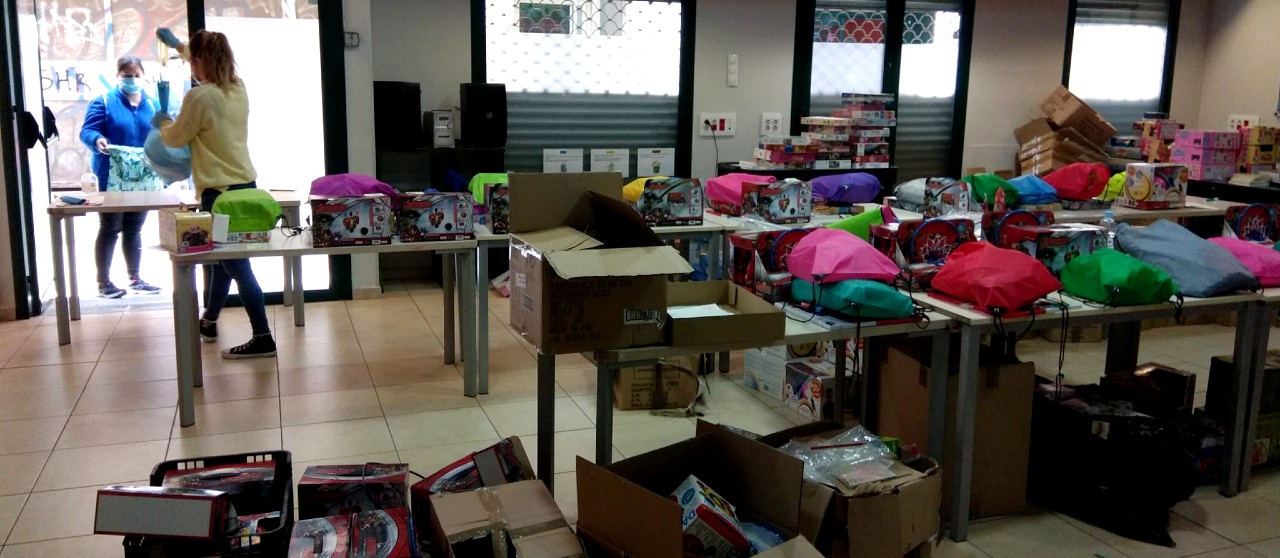 Foto de la preparación de los amteriales educativos para su donación