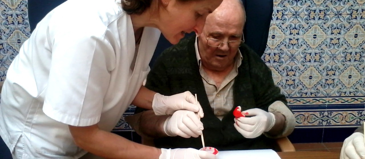 Foto de personal sanitario ayudando a una persona mayor