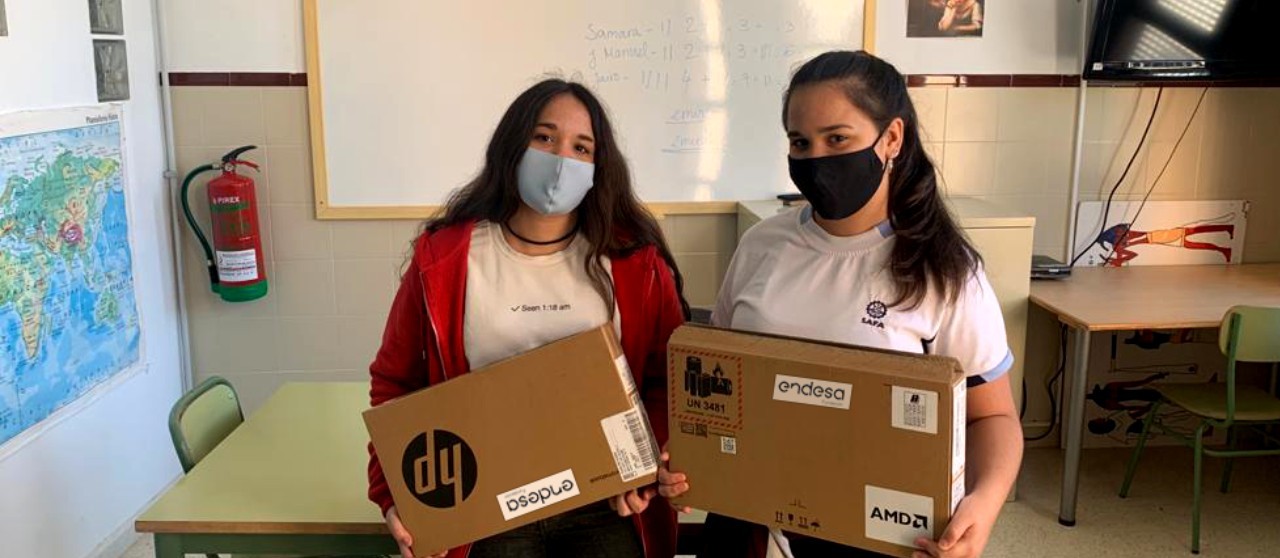Foto de dos alumnas beneficiarias de los ordenadores donados