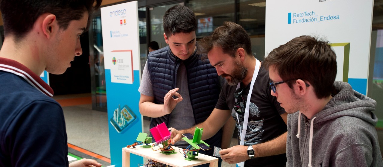 Foto de un grupo de jóvenes en la VI Edición de los Premios RetoTech