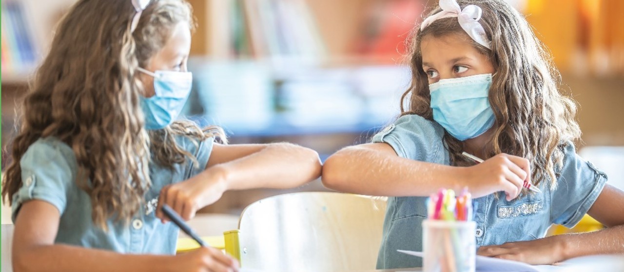 Foto de dos niñas que participa en Endesa Educa Digital