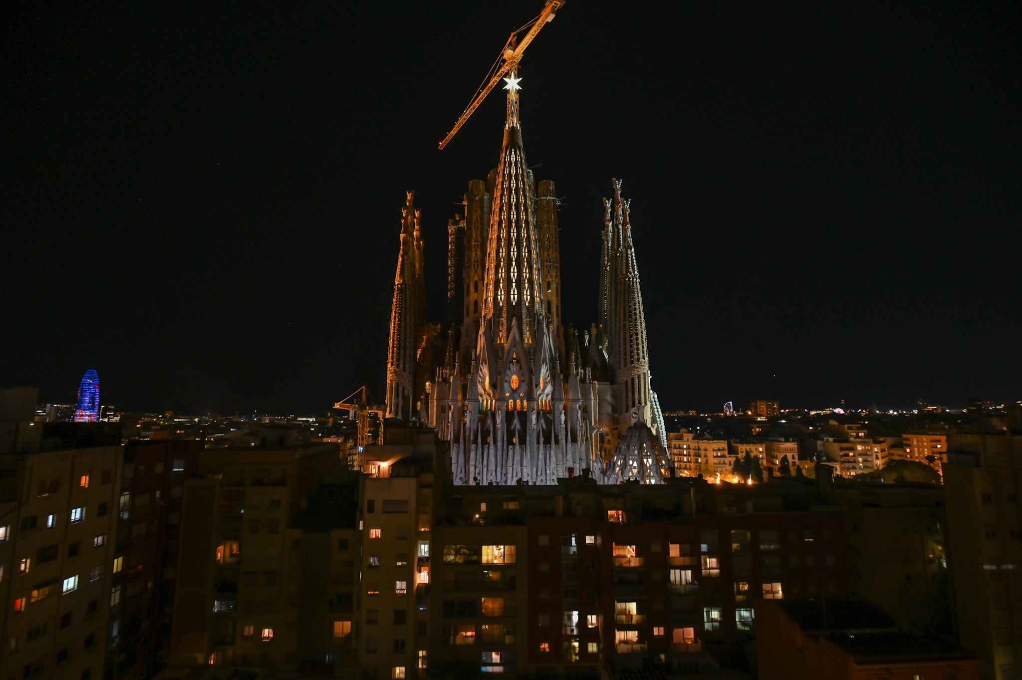 Foto de la Sagrada Familia con una estrella en la parte superior