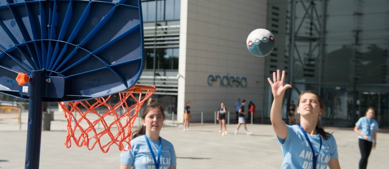Foto de dos niñas jugando al baloncesto