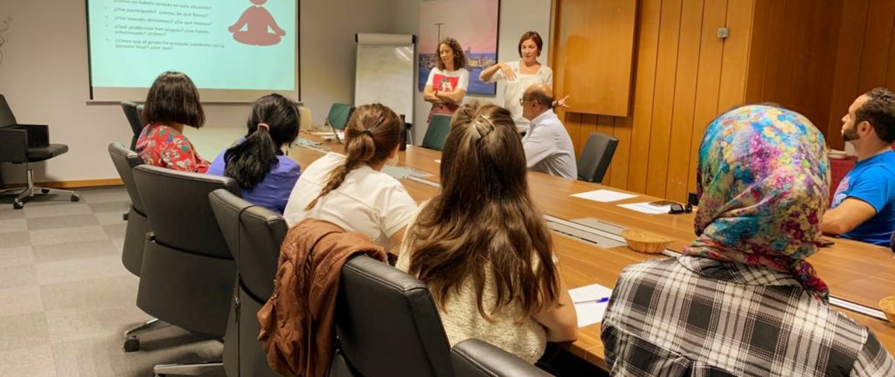 Gente escuchando una presentación