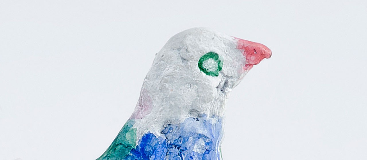 Escultura colorida de una palomas