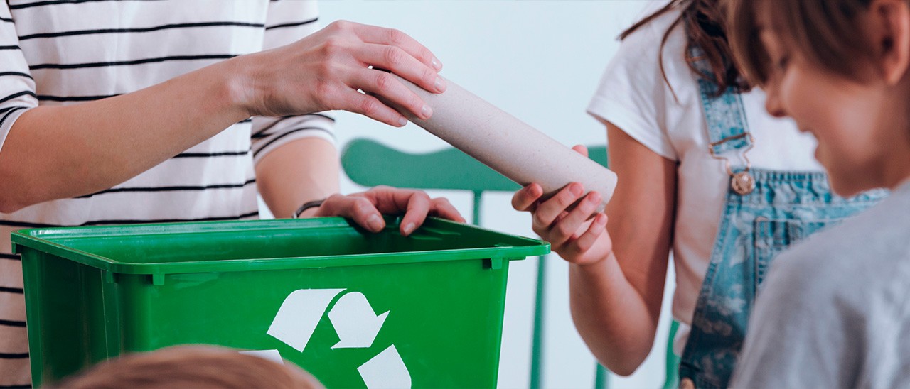 Foto de alumnos reciclando