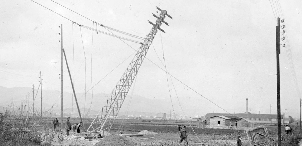 antigua torre tensión eléctrica